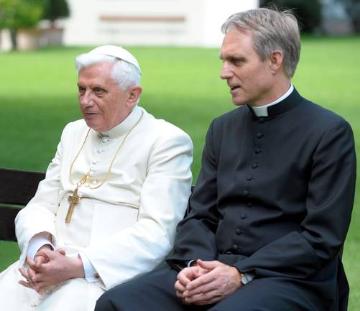 Papst Benedikt XVI. (l.) und Georg Gänswein, Präfekt des Päpstlichen Hauses und Privatsekretär des Papstes, am 31. Juli 2008 in den Vatikanischen Gärten im Vatikan.