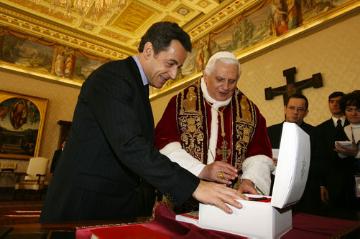 Nicolas Sarkozy, Staatspräsident von Frankreich, und Papst Benedikt XVI. am 20. Dezember 2007 im Vatikan.