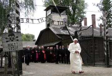 Papst Benedikt XVI. geht am 28. Mai 2006 im Konzentrationslager Auschwitz I. in Oswiecim durch das Eingangstor des Stammlagers mit der Aufschrift "Arbeit macht frei".