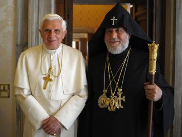 Papst Benedikt XVI. hat am 9. Mai 2008 den Obersten Patriarchen und armenisch-apostolischen Katholikos aller Armenier, Karekin II. (r.), in einer Privataudienz im Vatikan empfangen.