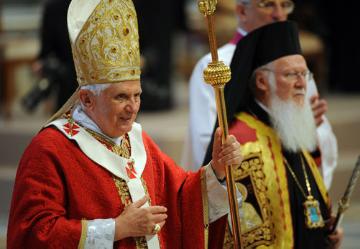 Papst Benedikt XVI. und der Ökumenische Patriarch Bartholomaios I. beim Einzug zu einem Festgottesdienst am Patronatsfest Peter und Paul am 29. Juni 2008 im Petersdom im Vatikan.