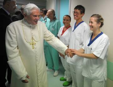 Papst Benedikt XVI. verabschiedet sich am 17. Juli 2009 von Krankenschwestern und Mitarbeitern des Krankenhauses Umberto Parini in Aosta, nachdem er dort wegen eines Handgelenkbruches operiert worden war. Der Papst war während seines Urlaubes in Südtirol am Vortag gestürzt und hatte sich dabei die Handverletzung zugezogen.