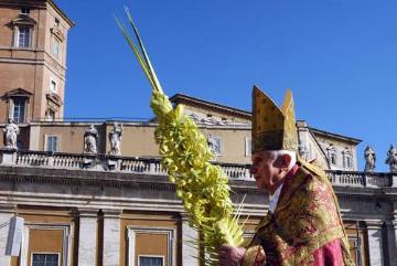 Papst Benedikt XVI. mit einem Palmzweig bei der Palmsonntagsprozession auf dem Petersplatz im Vatikan am 28. März 2010.