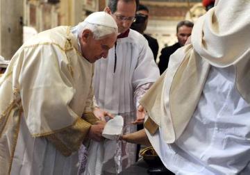 Papst Benedikt XVI. wäscht die Füße eines Priesters während der rituellen Fußwaschung zu Gründonnerstag am 1. April 2010 in der Lateranbasilika in Rom.