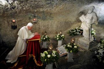 Papst Benedikt XVI. betet am 17. April 2010 in der Paulusgrotte in Rabat (Malta).