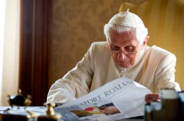 Papst Benedikt XVI. liest am 17. Juli 2010 während seines Aufenthaltes in der päpstlichen Sommerresidenz Castelgandolfo die Tageszeitung des Vatikan "L"Osservatore Romano".