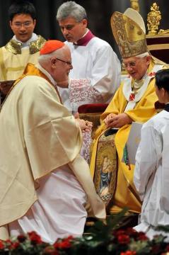 Kardinal Reinhard Marx (l.), Erzbischof von München und Freising, erhält am 21. November 2010 im Vatikan von Papst Benedikt XVI. den Kardinalsring.