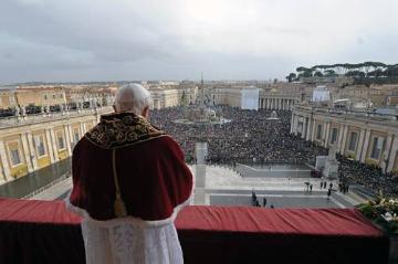 Papst Benedikt XVI. spricht am 25. Dezember 2010 den Segen "Urbi et orbi" vom Balkon des Petersdoms im Vatikan.