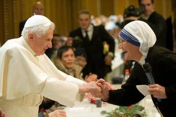 Papst Benedikt XVI. begrüßt Schwester Mary Prema Pierick, Generaloberin der Missionarinnen der Nächstenliebe, auch Mutter-Teresa-Schwestern, am 26. Dezember 2010 im Vatikan.