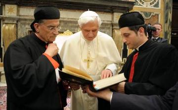 Papst Benedikt XVI. hat am 14. April 2011 den libanesischen Maroniten-Patriarchen Bechara Rai (l.) in einer Privataudienz im Vatikan empfangen.