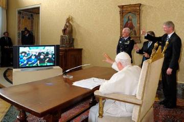 Papst Benedikt XVI. spricht am 22. Mai 2011 im Vatikan in einer Live-Video-Konferenz mit der Besatzung der Internationalen Raumstation des Space-Shuttles "Endeavour". Die Astronauten-Crew begrüßt den Papst, Benedikt XVI. winkt zurück.
