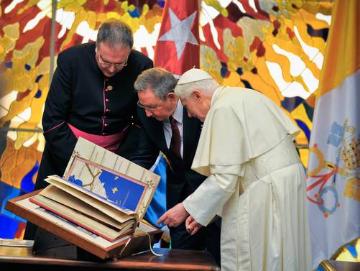 Während seiner Auslandsreise nach Mexiko und Kuba überreichte Papst Benedikt XVI. am 27. März 2012 dem kubanischen Präsidenten Raul Castro (m.) im Revolutionspalast in Havanna ein Buch als Geschenk.