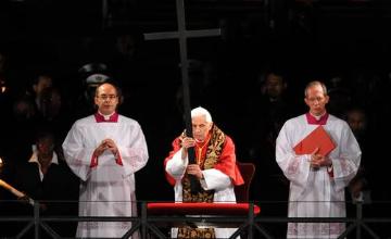 Papst Benedikt XVI. (m.) hält das Kreuz am 6. April 2012 während der Feier der Karfreitagsliturgie beim Kreuzweg am Kolosseum in Rom.