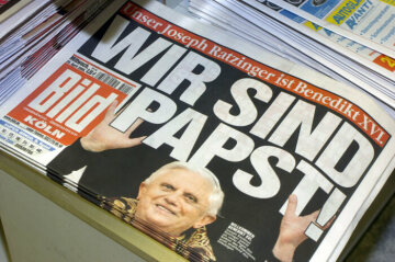 Nach der Wahl von Kardinal Joseph Ratzinger zu Papst Benedikt XVI. am 19. April 2005, titelt die Bildzeitung am 20. April 2005 in Deutschland mit "WIR SIND PAPST!".